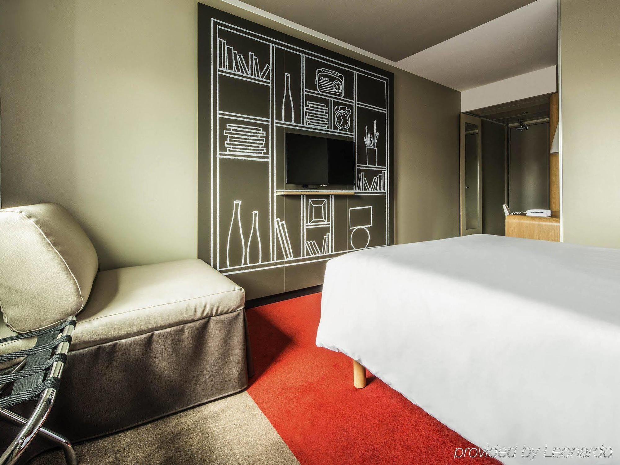 Отель Ibis Nanterre La Defense Экстерьер фото